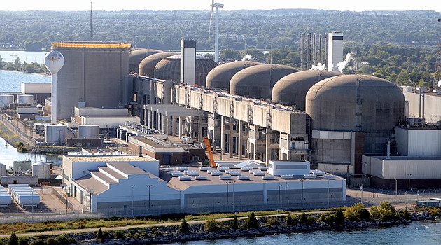 Nuclear power plant using CANDU reactors