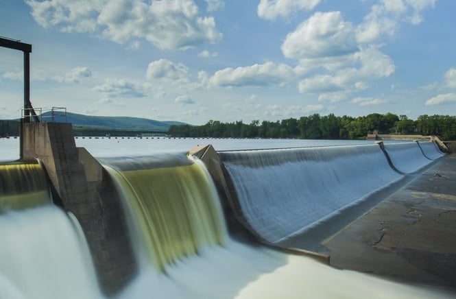 Hydropower plant built on a major river