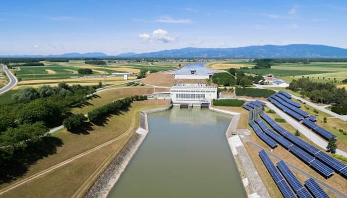 Solar and hydroelectric power plants working together to make renewables reliable